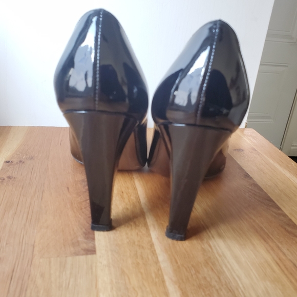 CLASSIC Stuart Weitzman Pumps - Picture 6 of 6